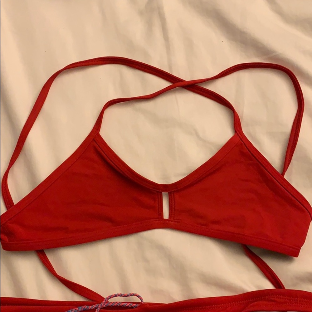 Jolyn Vent Bikini Top in red. sz Small.